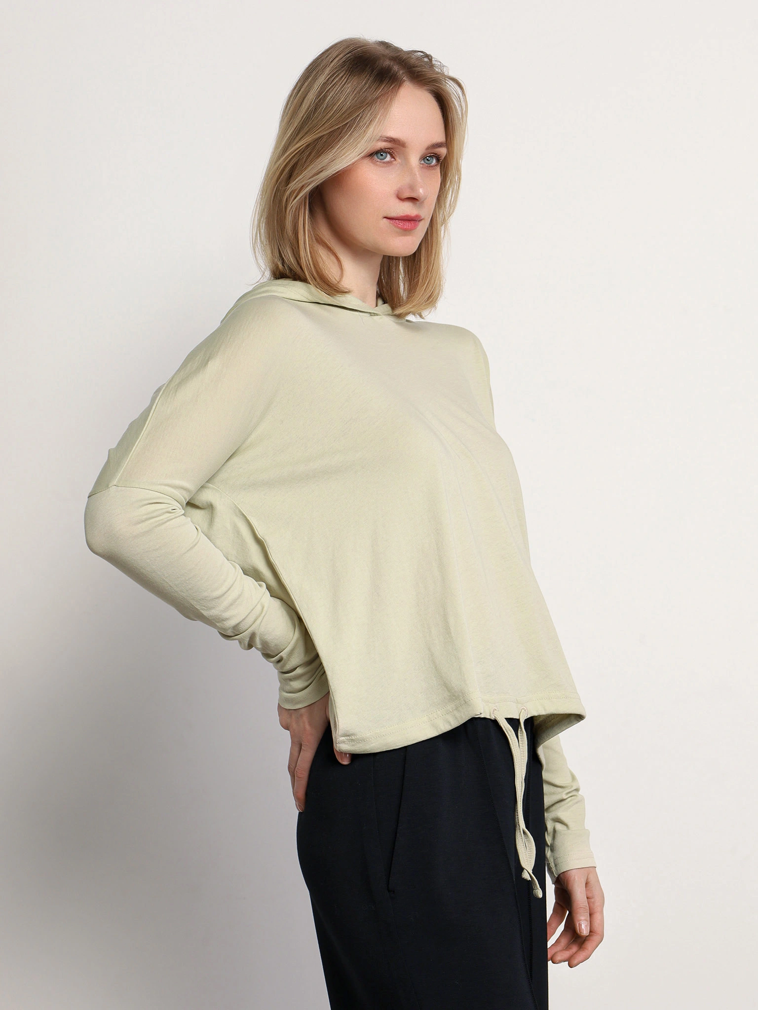 Футболка оливкового цвета из хлопка с капюшоном